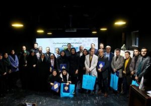 لوح افتخار تبریزنگار در دست فعالان رسانه‌ای شهر اولین‌ها